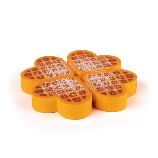 Vier Erzi Holz-Waffelstücke zu einer ganzen Herzwaffel zusammengelegt, Packshot