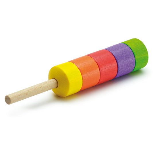 Erzi Holz-Eis Kunterbunt, bunte aufgesteckte Ringe in Gelb, Orange, Rot, Violett und Grün auf Holzstab