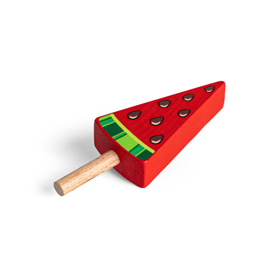 Erzi Holz-Eis am Stiel Melone, Melonenstück mit grüner Schale und schwarzen Kernen am Holzstiel