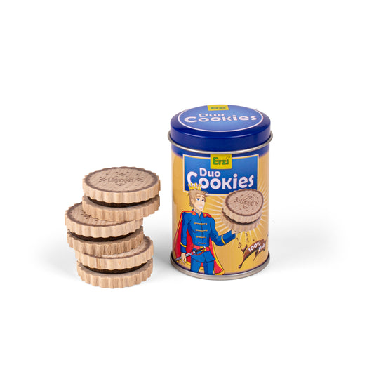 Erzi Duo Cookies: gestapelte Holzkekse neben der Dose mit blauem Deckel, Packshot