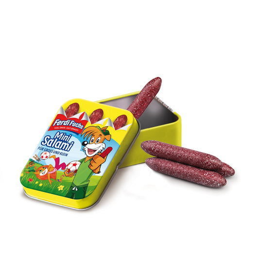 Erzi Ferdi Fuchs Minisalami: gelbe Blechdose, daneben zwei Holz-Minisalamis, Packshot