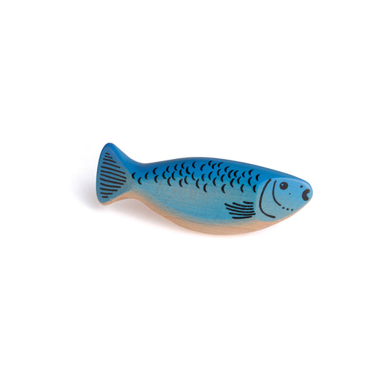 Erzi Holz-Hering, bemalte Holzfigur eines Fisches in Blau mit schwarzen Schuppen und heller Bauchseite