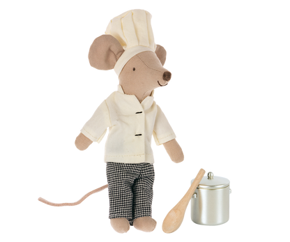 Maileg Kochmaus mit Kochmütze, weißer Jacke und karierter Hose, daneben Holzlöffel und Metalltopf mit Deckel