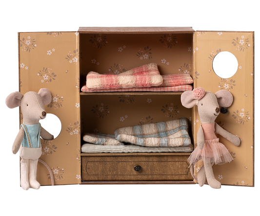 Maileg Ballettmäuse-Tanzstudio, geöffneter Pappschrank mit zwei Regalen, rosa und gestreifter Bettwäsche, zwei Stoffmäuse