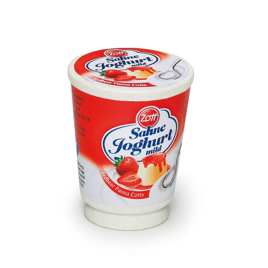 Erzi Holz-Spiellebensmittel Sahnejoghurt von Zott, rot-weiße zylindrische Verpackung mit Erdbeermotiv, Packshot