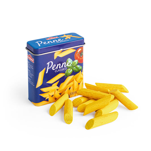 Erzi Holz-Nudeln in Penne-Form, gelbe bemalte Holzstücke neben blauer Penne-Dose im Packshot