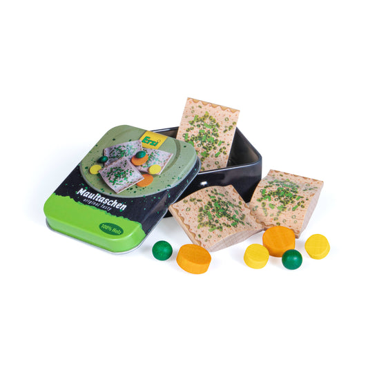Erzi Maultaschen in der Dose: offene Dose, Holz-Maultaschen und Gemüsebeilage aus Erbsen, Mais und Möhren