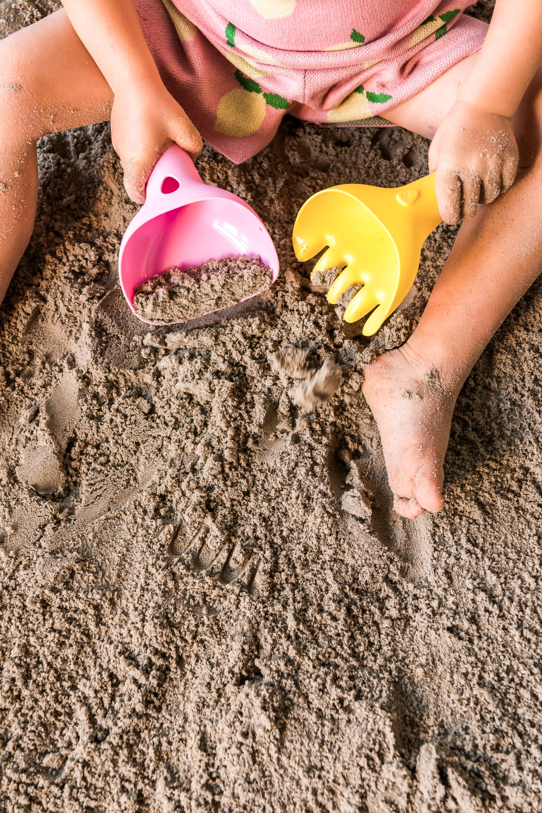 Quut Raki Pink Multifunktions-Gartenwerkzeug aus Kunststoff für Sandkasten
