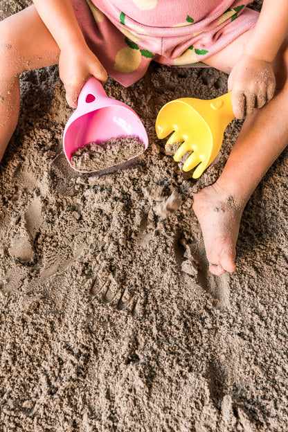 Quut Raki Pink Multifunktions-Gartenwerkzeug aus Kunststoff für Sandkasten