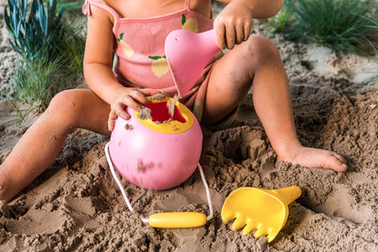 Quut Raki Pink Multifunktions-Gartenwerkzeug aus Kunststoff für Sandkasten