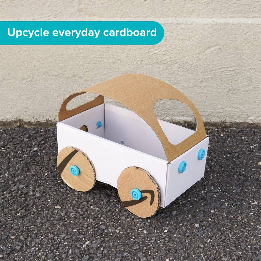 Mit Makedo Scrus zusammengebautes Karton-Auto mit weißem Aufbau und runden Kartonrädern