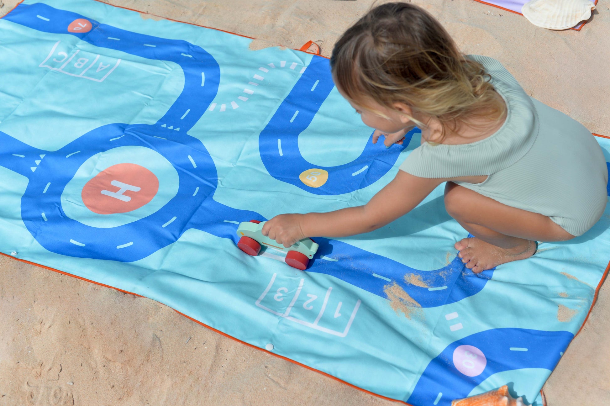 Quut - PlayTowel M - On the road - 174028 PlayTowel M 140 x 70 Road 1
