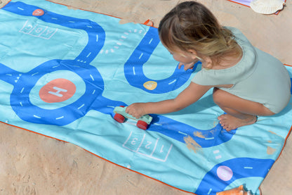 Quut - PlayTowel M - On the road - 174028 PlayTowel M 140 x 70 Road 1