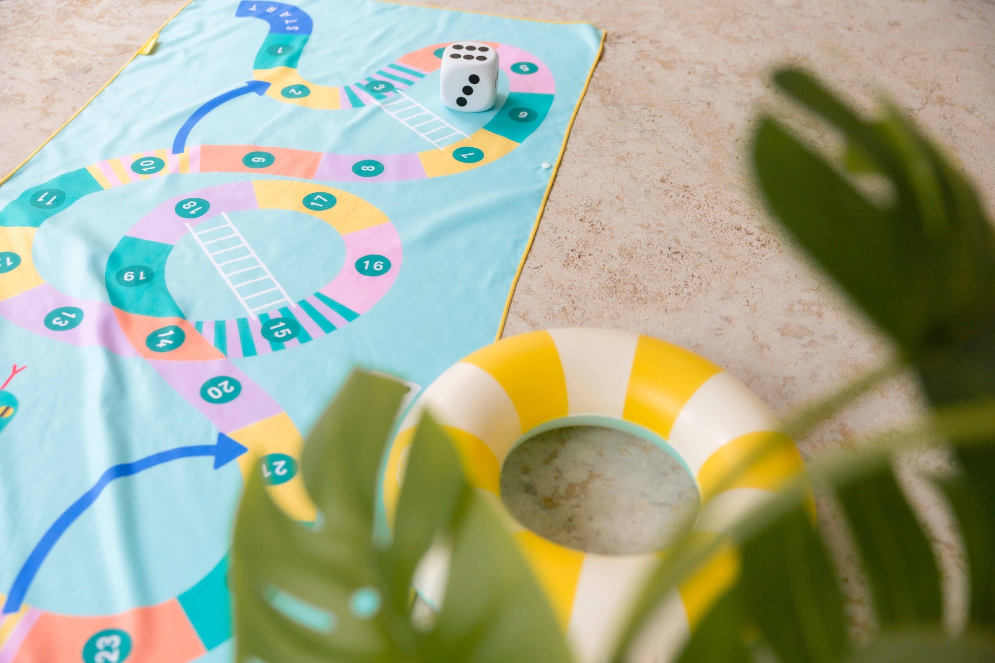 Quut - PlayTowel L (180 x 100cm) - Snake - 174844 Play Towel L 180 x 100 Snakes & Ladder 10