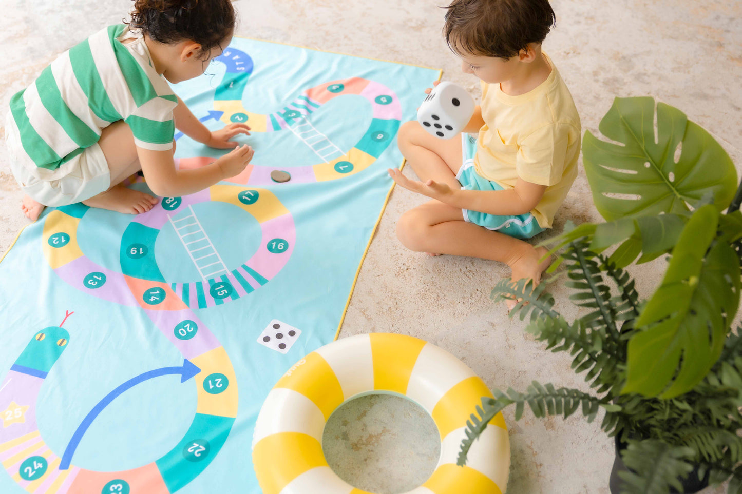 Quut - PlayTowel L (180 x 100cm) - Snake - 174844 Play Towel L 180 x 100 Snakes & Ladder 5