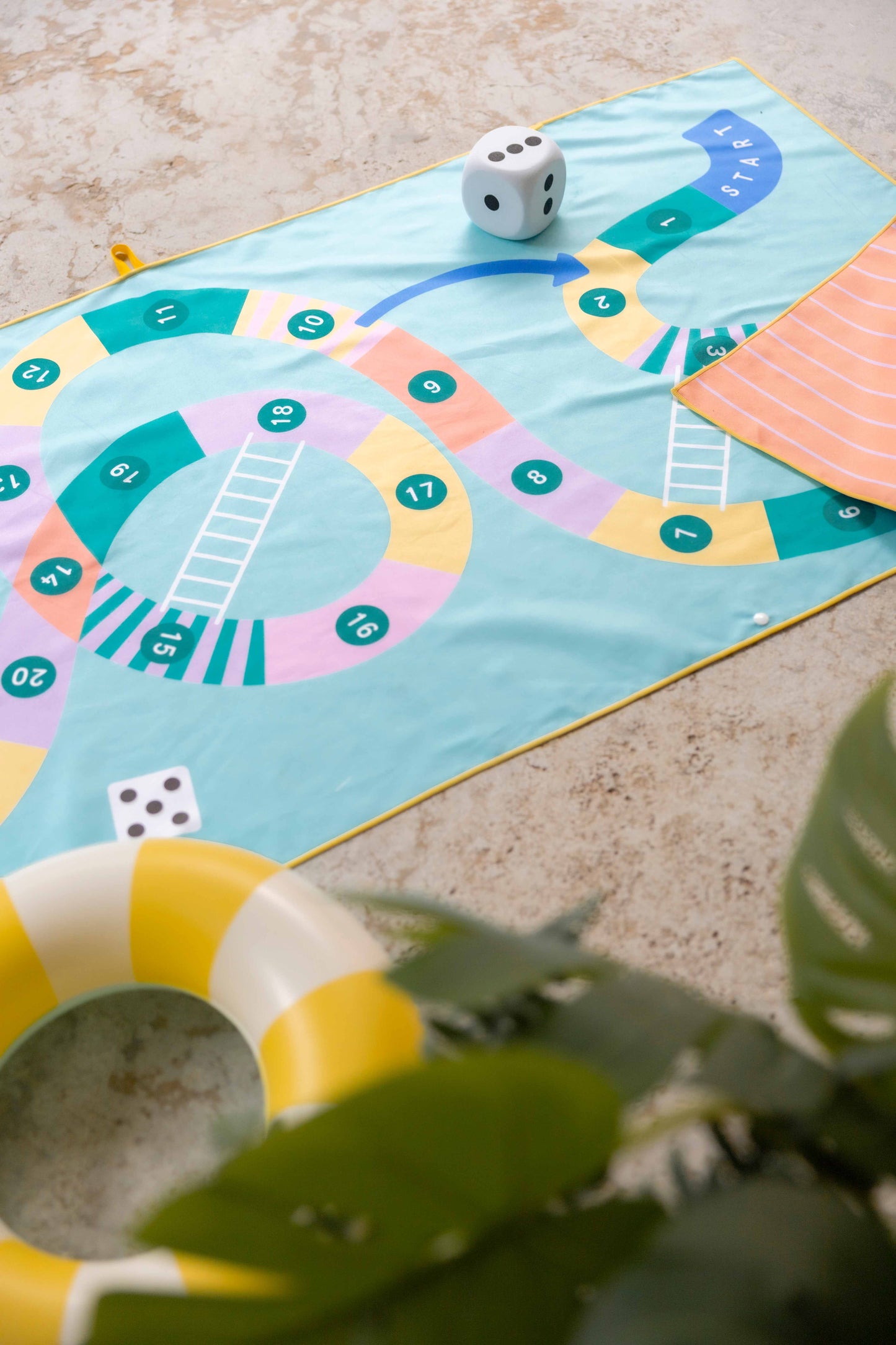 Quut - PlayTowel L (180 x 100cm) - Snake - 174844 Play Towel L 180 x 100 Snakes & Ladder 8