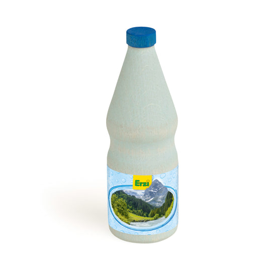 Erzi Holz-Mineralwasser, hellblaue Flasche mit blauem Verschluss und Etikett mit Bergmotiv