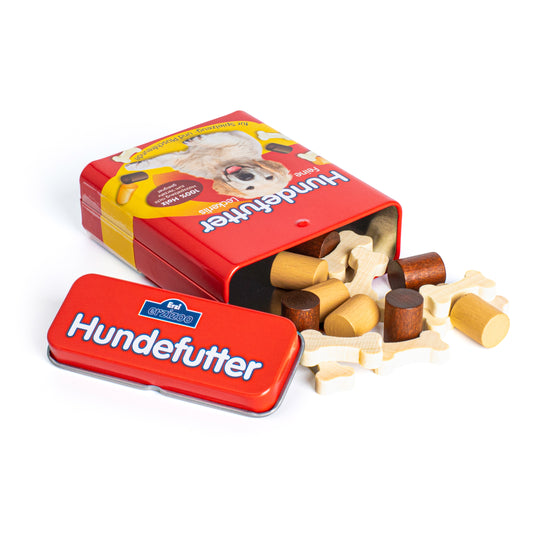 Erzi Hundefutter in der Dose: rote Dose, daneben ausgeschüttete Holz-Futterstücke in Knochenform