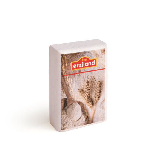 Erzi Holz-Mehl, weiße Mehltüte mit Weizenähren-Motiv, Packshot vor weißem Hintergrund
