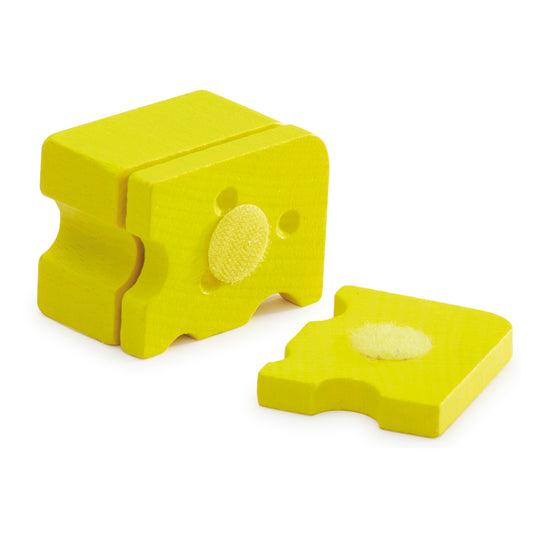 Erzi Käse zum Schneiden, gelber Holzkäseklotz mit Schnittflächen und abgetrenntem Stück, Packshot