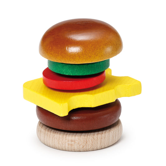 Aus Erzi Holzlebensmitteln gestapelter Burger mit Brötchen, Gurke, Tomate, Käse und Fleisch, Spielidee