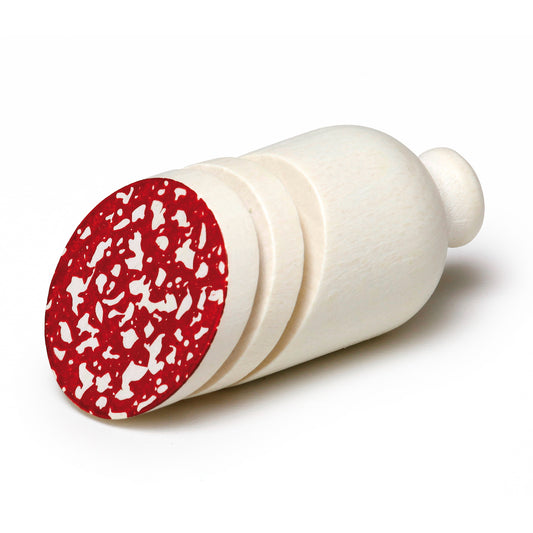 Erzi Holz-Salami zum Schneiden, rote Schnittfläche mit hellen Sprenkeln und weißer Pelle