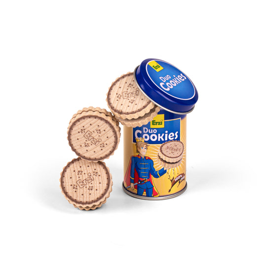 Erzi Duo Cookies: Dose mit blauem Deckel, daneben drei Holzkekse mit aufgedrucktem Muster