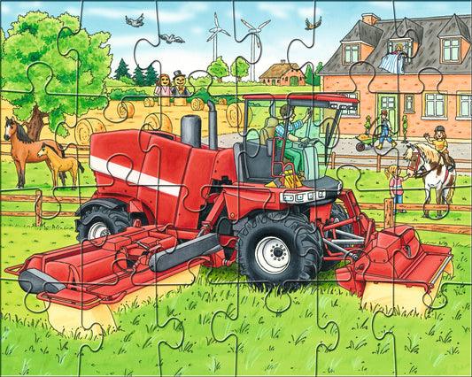 Haba Puzzle Traktor mit roten Mähmaschinen auf einer grünen Wiese vor Bauernhof, Puzzleteile sichtbar