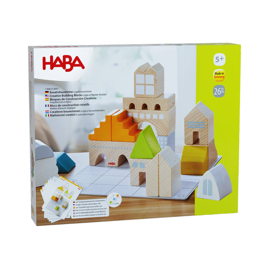 Haba Kreativbausteine Logikbaumeister, Verpackung mit Holzblöcken in Natur-, Orange- und Grüntönen, Bauplatte und Anleitung