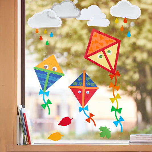 Haba Sachenmacher Fensterbild Drachen, drei bunte Papierdrachen mit Augen an Fenster, weiße Wolken und farbige Tropfen
