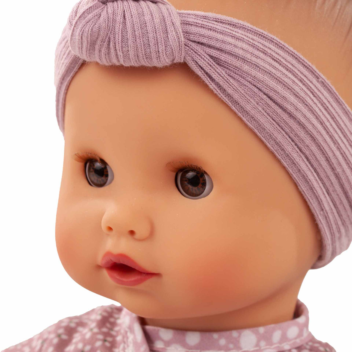 Götz Sleepy Aquini Girl Soft Mood, Kopfdetail mit lila Stirnband und altrosa gemustertem Oberteil