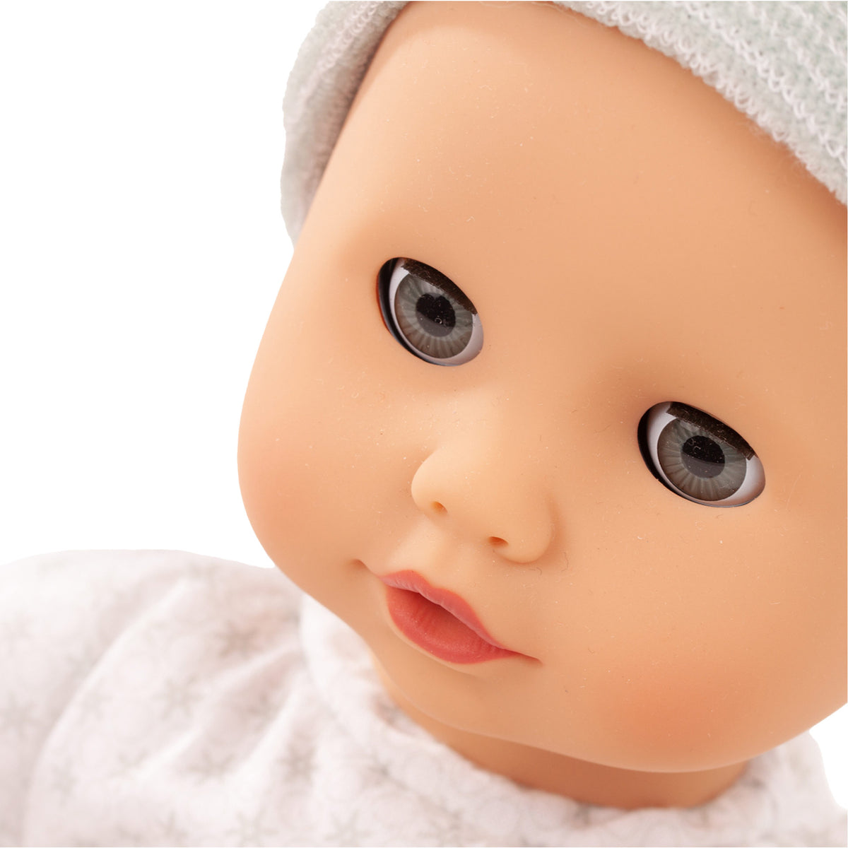 Götz Muffin To Dress, Detailaufnahme des Kopfes mit grauer Strickmütze, blaugrauen Augen und rosa Lippen