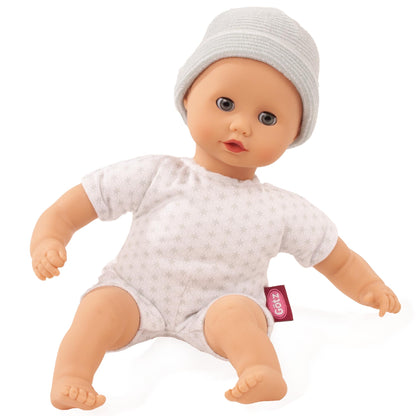 Götz Muffin To Dress mit grauer Strickmütze und weißem, fein gemustertem Stoffkörper, sitzend