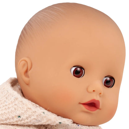 Götz Muffin Baby Alles Strick, Kopfdetail mit braunen Schlafaugen und rosa Lippen, beiger Strickkragen sichtbar