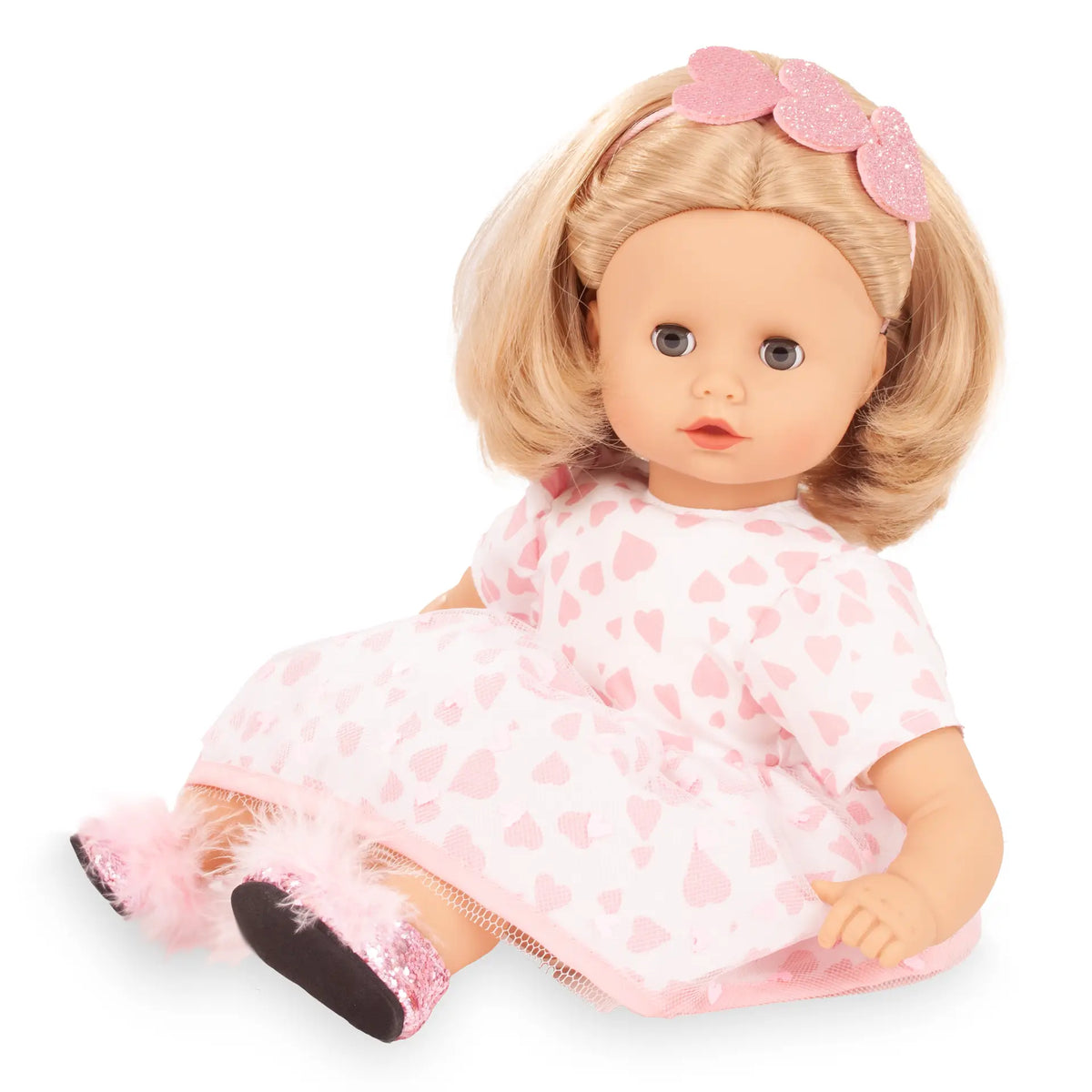 Götz Muffin Valentine in Frontalansicht mit blondem Haar, Herz-Haarreif, Herzchenkleid und rosa Strickjacke