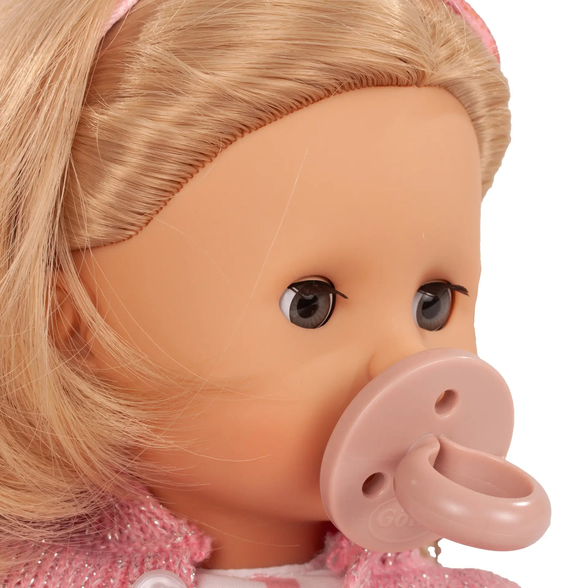 Götz Muffin Valentine in Nahaufnahme mit blondem Haar, blauen Augen und rosa Schnuller