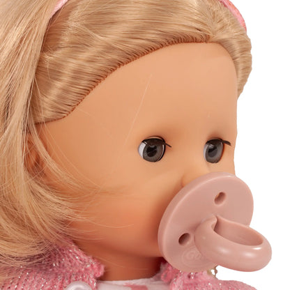 Götz Muffin Valentine in Nahaufnahme mit blondem Haar, blauen Augen und rosa Schnuller
