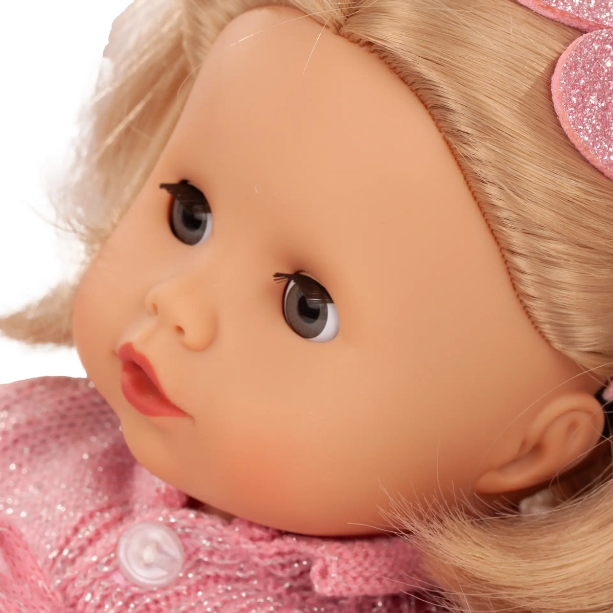 Götz Muffin Valentine, Puppenkopf mit blondem Haar, blauen Augen und rosa Strickjacke