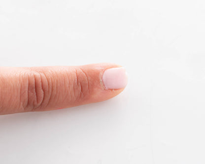 Namaki Nagellack abziehbar in Hellrosa auf dem Fingernagel einer Hand aufgetragen