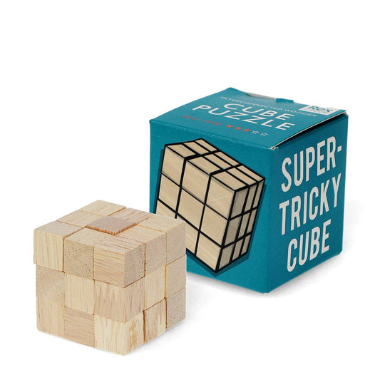 Super Tricky Cube von Rex London, Holzwürfel-Puzzle aus hellen Holzblöcken neben grün-blauer Verpackung mit weißem Schriftzug