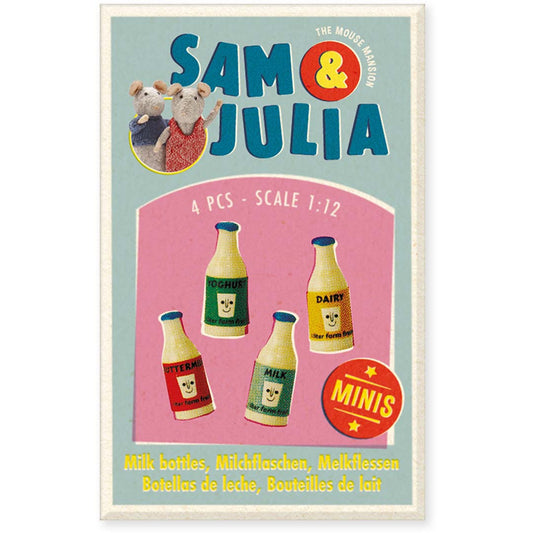 Vier winzige Milchflaschen im Maßstab 1:12 von Sam & Julia für Puppenhäuser