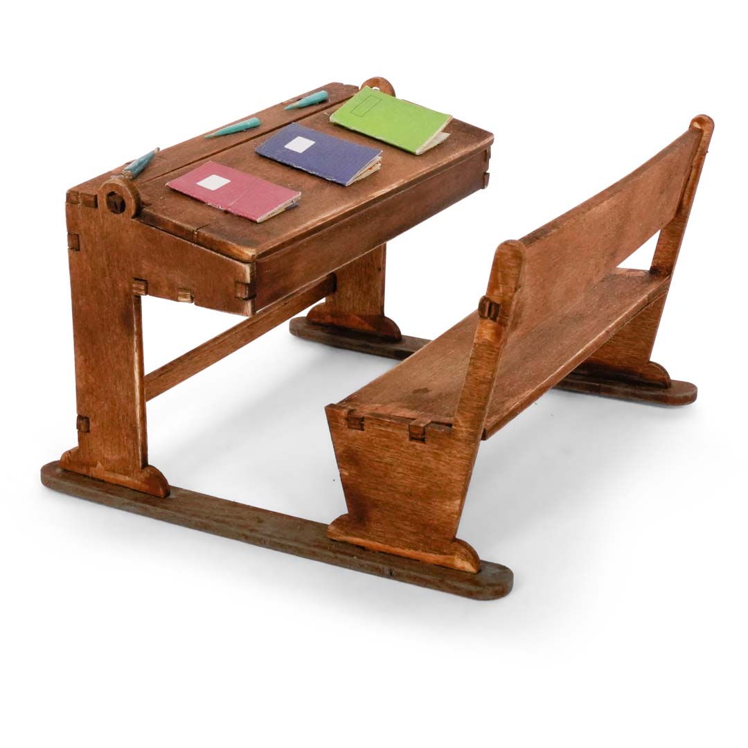 Holz-Baukastenset Klassenzimmer von Sam & Julia mit vorgeschnittenen Teilen für Möbel