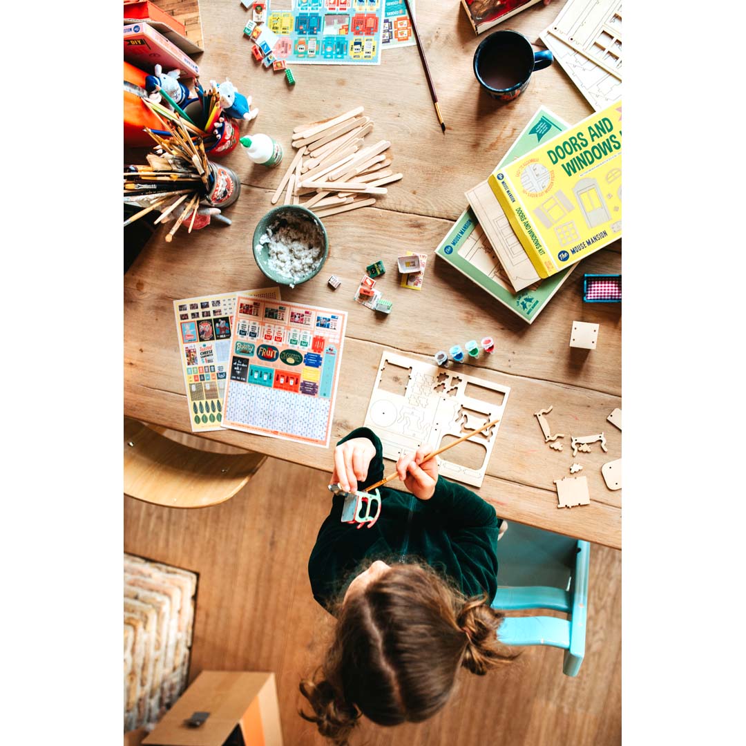 Holz-Baukastenset Klassenzimmer von Sam & Julia mit vorgeschnittenen Teilen für Möbel