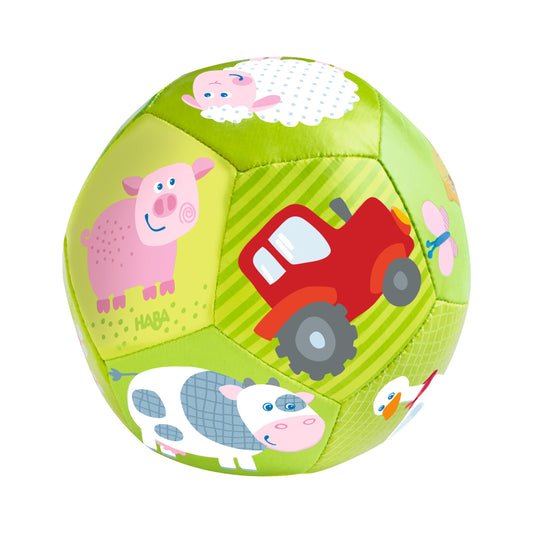 Haba Babyball Bauernhof, hellgrüner Ball mit bunten Motiven von Schaf, Schwein, rotem Traktor und Kuh
