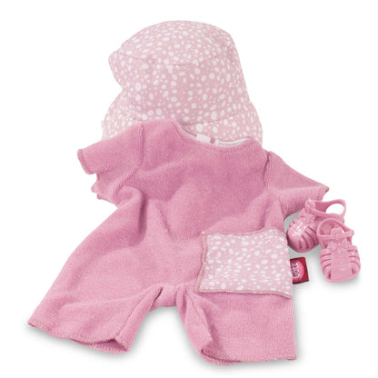 Götz Babykombi Sommer schräg liegend: rosa Frottee-Overall, getupfter Sonnenhut und rosa Sandalen im Detail