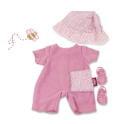 Götz Babykombi Sommer: rosa Frottee-Overall mit getupfter Tasche, Sonnenhut mit weißen Tupfen und rosa Sandalen, Packshot