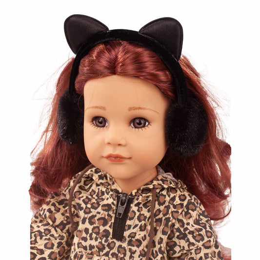 Götz Haarreif Winterkatze auf Puppe mit rotbraunem Haar, schwarze Katzenohren und Ohrenwärmer, dazu Jacke mit Leomuster