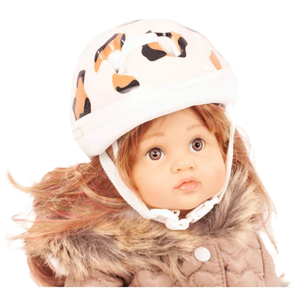 Götz Fahrradhelm & Reithelm Tiger auf Puppe mit rötlichbraunem Haar und beiger Steppjacke mit Plüschkragen