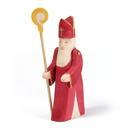 Ostheimer Holzfigur Bischof Nikolaus in rotem Gewand mit weißem Bart, hält goldfarbenen Stab