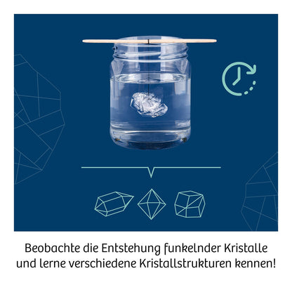 Kosmos Kristalle züchten, Glaszylinder mit weißem Kristall im Wasser, geometrische Kristallformen darunter